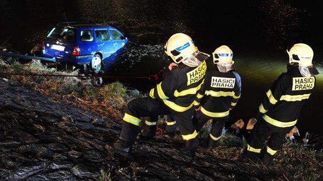 idi na ostrov tvanice zaparkoval auto, to se mu znenadn rozjelo do Vltavy. Vytahovali ho hasii (25.3.2015)