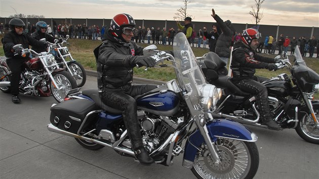 Do Bohumna pijeli pivtat konvoj americk armdy i motorki na strojch Harley-Davidson.