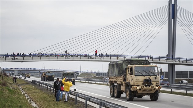 Lidé vítají americký obrnný konvoj v Bohumín.