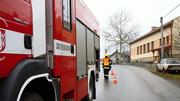 Vozidla zchran zablokovala st silnice.