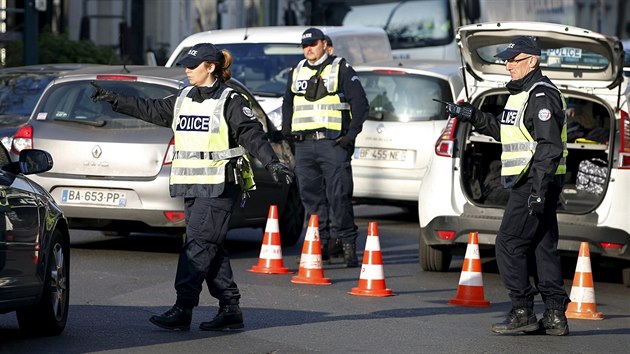 Policie kontroluje automobily ped vjezdem do Pae (23. bezna 2015)
