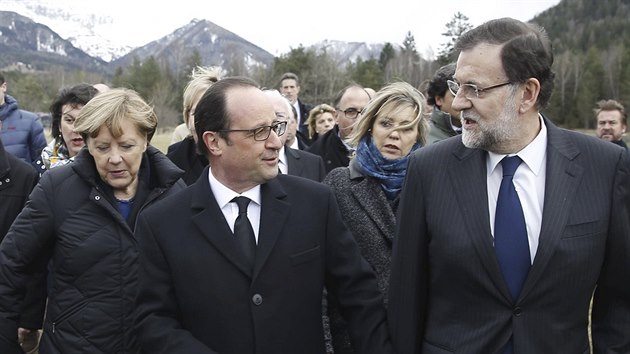Nmeck kanclka Angela Merkelov, francouzsk prezident Francoise Hollande a panlsk premir Mariano Rajoy pijeli na msto havrie letu A320 spolenosti Germanwings (25. bezna 2015).