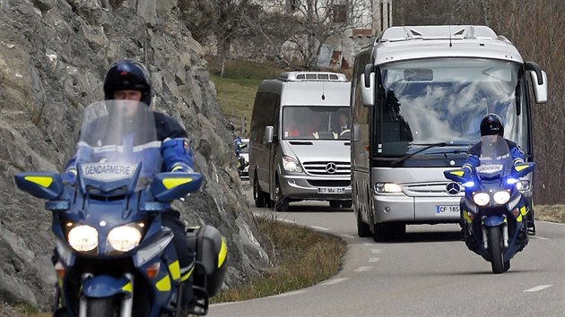 Do vesnice Seyne-les-Alpes dorazily autobusy s pozstalými po obtech leteckého...