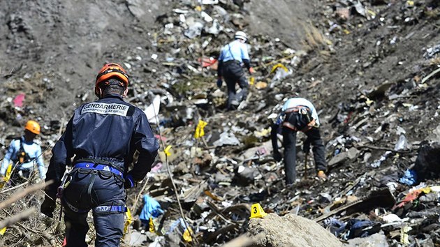 Francouzt policist prohledvaj trosky letadla spolenosti Germanwings, kter havarovalo pobl vesnice Seyne-les-Alpes (26. bezna 2015).
