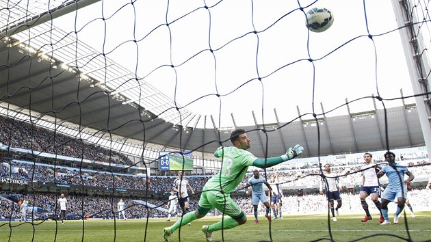 ZAVSIL. Wilfried Bony (vpravo) stl svj prvn gl v dresu Manchesteru City.