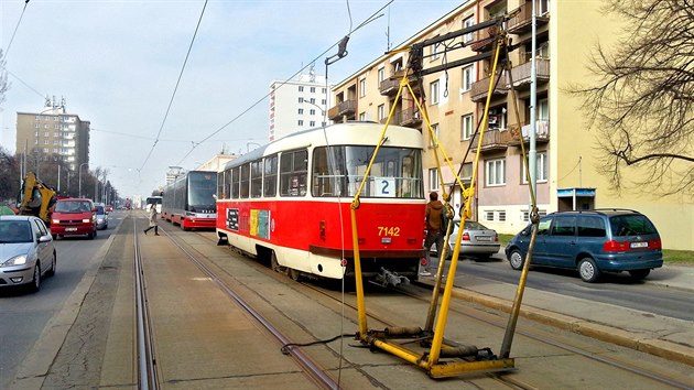 Stren trolej utrhla na praskch Petinch tramvajov pantograf. (23. bezna 2015)