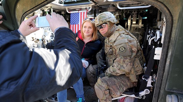 ei se s pslunky armdy USA mohou potkat od nedle 29. bezna, cel pesun je rozdlen do t kolon: jedna pekro hranice v Harrachov a prvn den pesunu dojede do libereckch kasren, druh v Nchod (zam do Pardubic) a tet v Bohumn (jet v nedli dojede do Vykova).