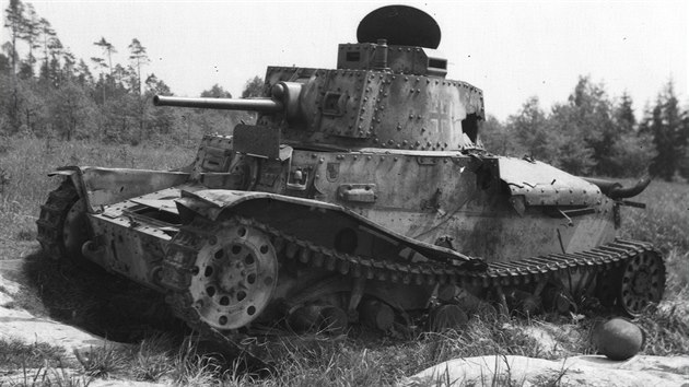 Nmeck Panzer Kampfwagen 38 s proraenm pancem na katastru Ostravy-Plesn. I tato fotografie pochz z archivu Duana Ply.