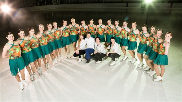 Díví skupina synchronizovaného bruslení Olympia s Tomáem Vernerem a...