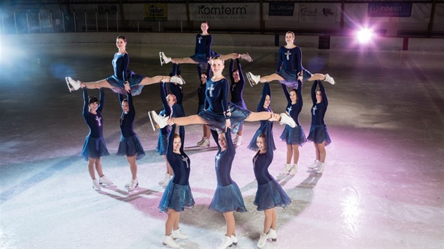 Díví skupina synchronizovaného bruslení Olympia.