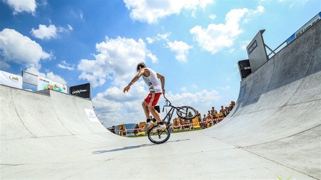 Show Matoue Tuka na kole BMX.