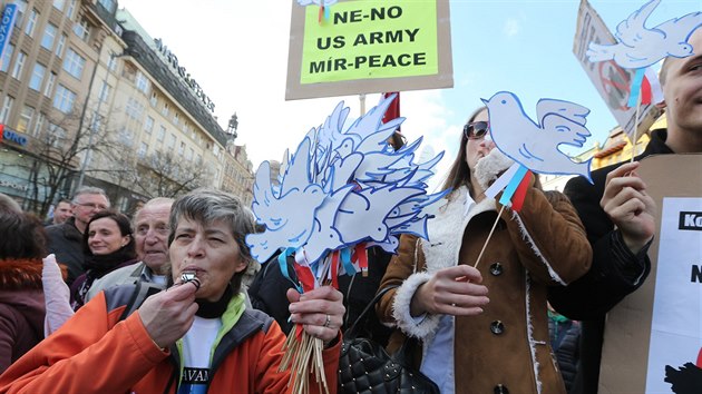 Demonstrace proti prjezdu americkho vojenskho konvoje eskem (28. bezna 2015)