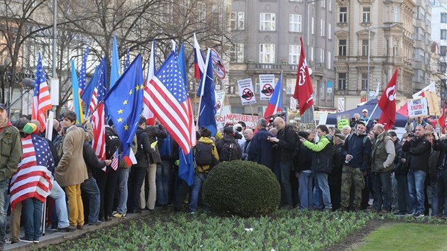 Na Vclavskm nmst se v sobotu seli odprci i zastnci prjezdu americkho vojenskho konvoje eskem (28. bezna 2015)