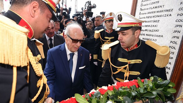 Tunisk prezident as-Sabs pokld vnec vedle pamtn desky se jmny obt beznovho toku v muzeu Bardo. (29. bezna 2015)