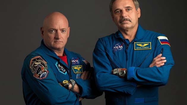 Scott Kelly a Michail Kornijenko spolu strv na ISS cel rok.