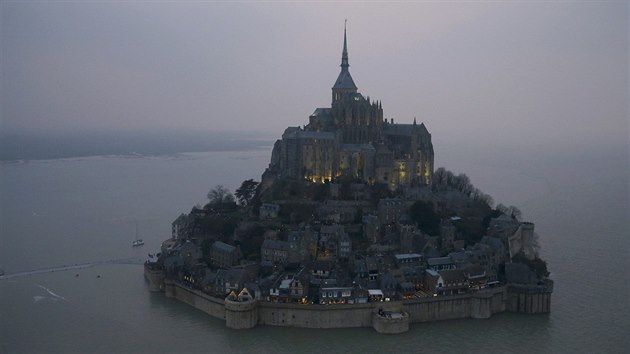 Klter Mont Saint-Michel zav plivy a odlivy stolet (20. a 21. bezna 2015).