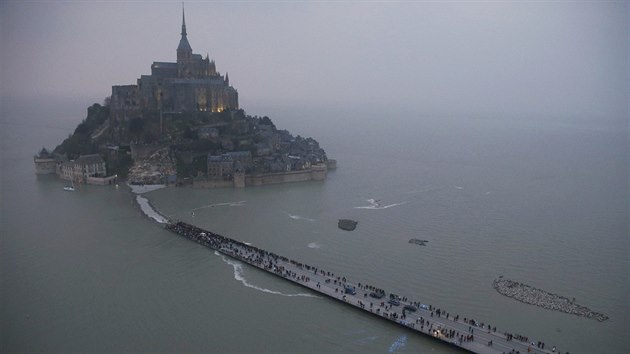 Klter Mont Saint-Michel zav plivy a odlivy stolet (20. a 21. bezna 2015).