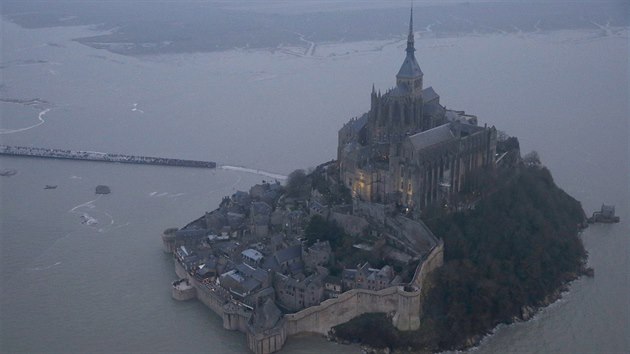 Klter Mont Saint-Michel zav plivy a odlivy stolet (20. a 21. bezna 2015).