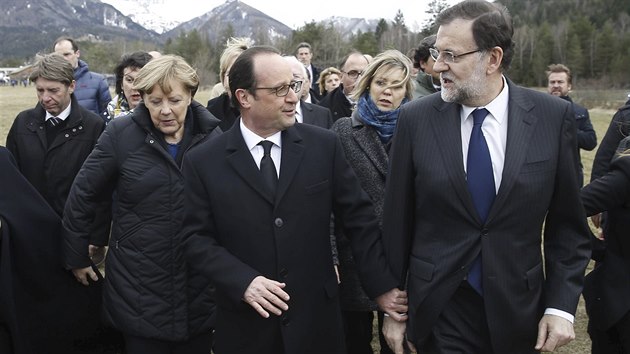 Francouzsk prezident Francois Hollande (uprosted), panlsk premir Mariano Rajoy (vpravo) a nmeck kanclka Angela Merkelov na mst tragdie aiurbusu ve francouzskch Alpch (25. bezna 2015).