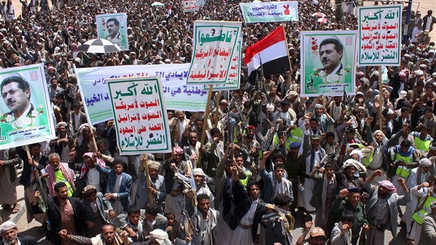 Pvrenci povstalc v Jemenu demonstruj ve mst Saada. Npisy na transparentech hlsaj: Allh je velik. Smrt Americe. Smrt Izraeli. Kletbu na idy. Vtzstv islmu. (26. bezna 2015).