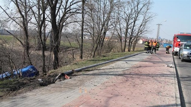 tyicetilet ofr skonil v Hruovanech nad Jeviovkou s VW Polo zaklnn mezi stromy (20. bezna 2015).