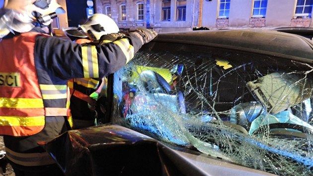 Pi srce Audi Q7 a Mitsubishi Pajero se v Luanech nad Nisou zranilo deset lid (22. bezna 2015).