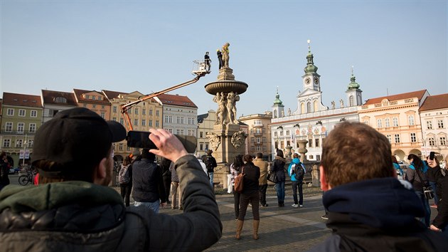 Fanouci Motoru esk Budjovice oblkli sochu Samsona do dresu.