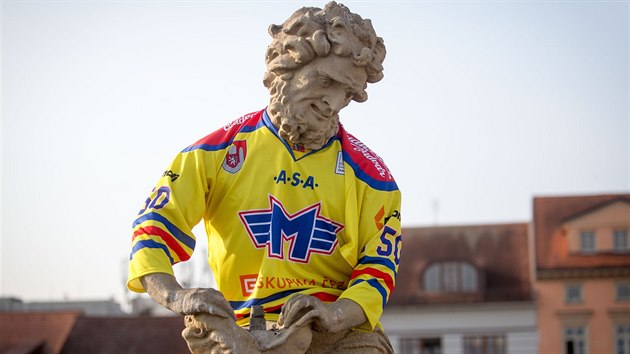 Fanouci Motoru esk Budjovice oblkli sochu Samsona do dresu.