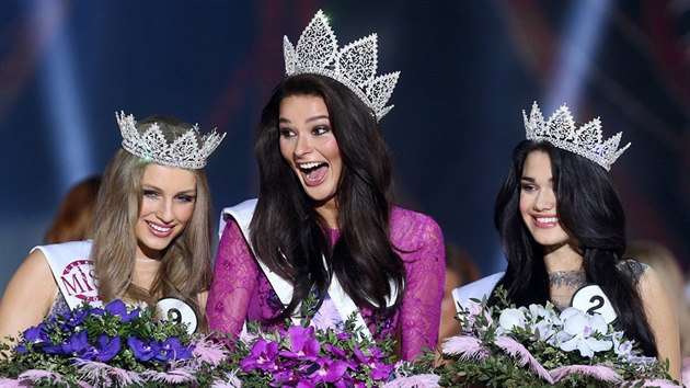 Finále eská Miss 2015. Zleva eská Miss Earth 2015, eská Miss 2015 Nikol...