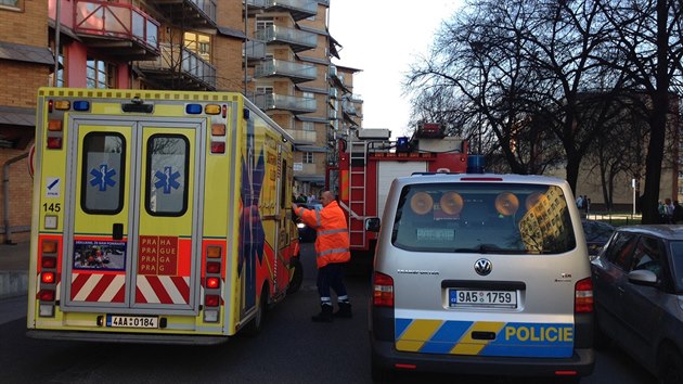 Na Petinch v Kenov ulici se po srce s osobnm automobilem pevrtila multikra na bok. Na mst zasahovala zchrann sluba, policie i hasii.