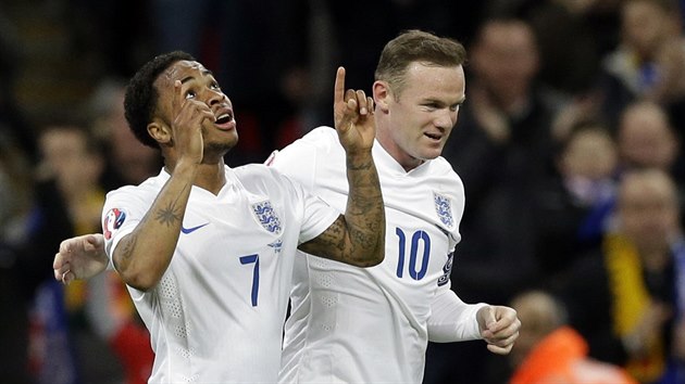 Raheem Sterling (vlevo) a Wayne Rooney slav gl Anglie.