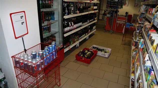 Dvojice mladk z Polska kradla v centru pindlerova Mlna alkohol (22.3.2015).