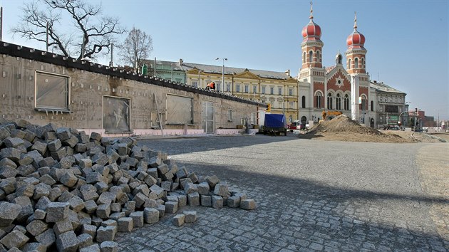 Opravy takzvanch divadelnch teras vrazn promnily okol Divadla J. K. Tyla v Plzni. (19.3. 2015)