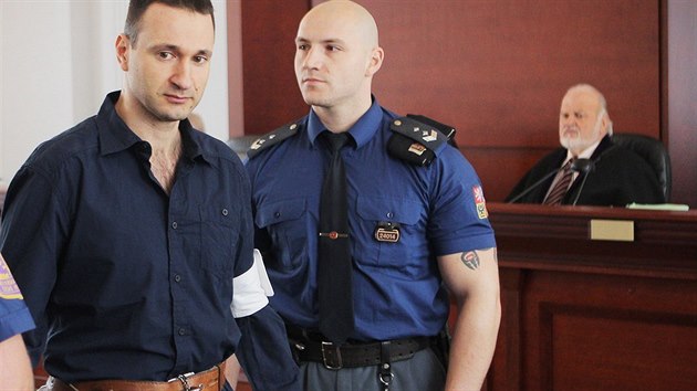 Obalovan Jan Dubsk je ve vazb. K soudu ho pivezla vzesk eskorta. (23.3. 2015)