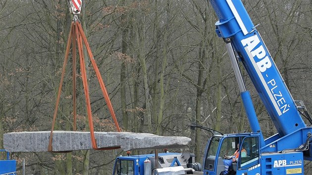 Do Lochotnskho parku v Plzni se vrtil Artuv stl, obelisk vytvoil socha Vclav Fiala.