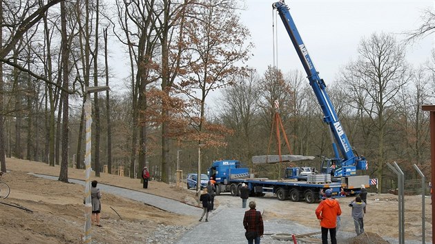 Do Lochotnskho parku v Plzni se vrtil Artuv stl, obelisk vytvoil socha Vclav Fiala.