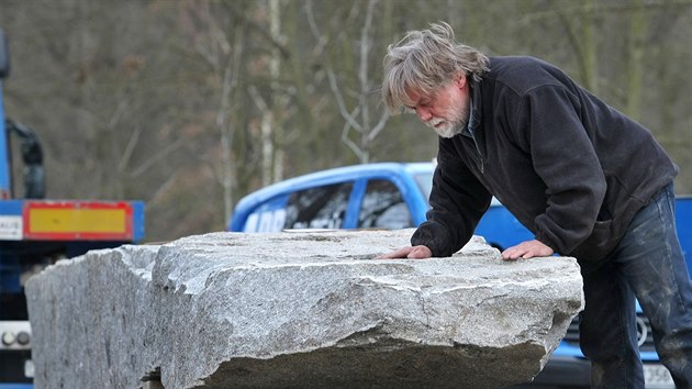 Do Lochotnskho parku v Plzni se vrtil Artuv stl, obelisk vytvoil socha Vclav Fiala.