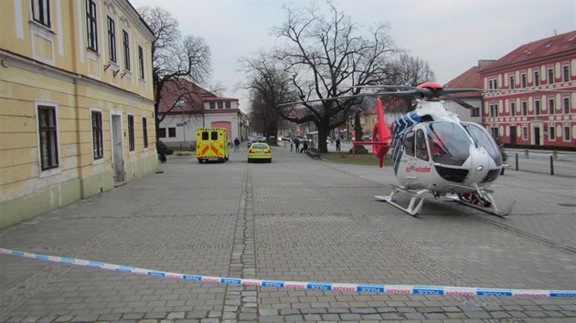 Pro poplenou enu piletl pmo na Masarykovo nmst v centru Napajedel vrtulnk.