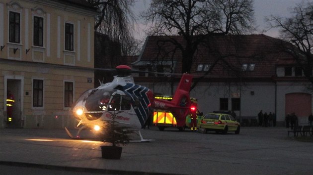 ena utrpla popleniny na tvrtin tla, vrtulnk ji transportoval do brnnskho specializovanho centra.