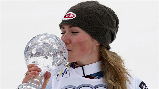 Americk lyaka Mikaela Shiffrinov s malm glbem za celkov triumf ve slalomu Svtovho pohru.