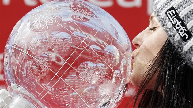 Rakousk lyaka Anna Fenningerov s velkm kilovm glbem za celkov triumf v serilu Svtovho pohru.