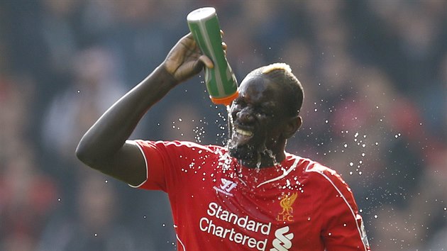 Liverpoolsk Mamadou Sakho se oberstvuje v zpase s Manchesterem United.