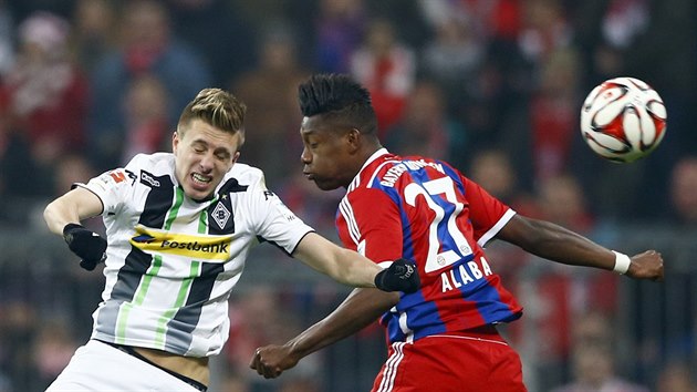 Patrick Hermann (vlevo) z Borussie Mnchengladbach v souboji s Davidem Alabou z Bayernu Mnichov.