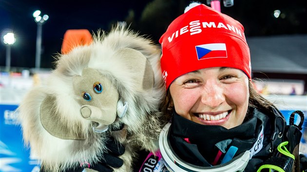 Veronika Vtkov s plyovm mamutem za tvrt msto ve sprinterskm zvod SP v Chanty-Mansijsku.