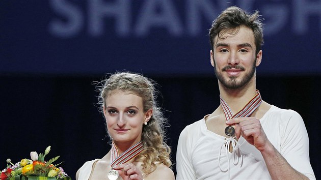 Francouzt krasobruslai Gabriella Papadakisov a Guillaume Cizeron se zlatem pro tanen pry z MS v anghaji.