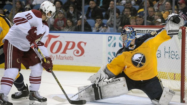 Martin Erat (10) z Arizony se ocitl ped brankem Mattem Hackettem z Buffala.