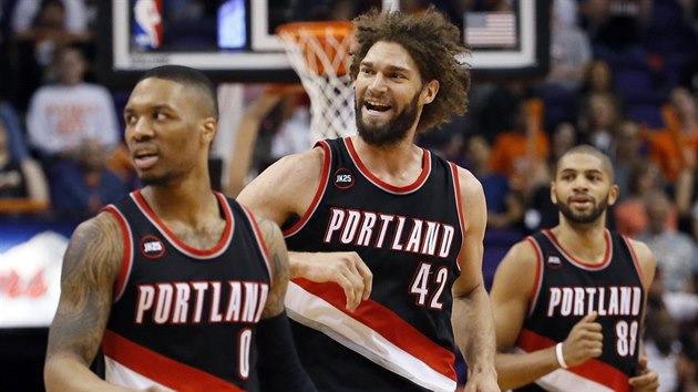 Damian Lillard (0), Robin Lopez (42) a Nicolas Batum (88) maj radost z koe Portlandu.