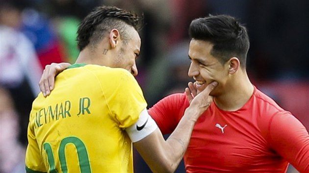 Brazilsk tonk Neymar (vlevo) a chilsk stelec Alexis Sanchez si povdaj po ppravnm zpase.