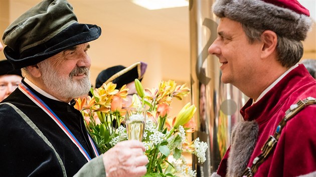 Zdenk Svrk pipj akademikm po slavnostnm ceremonilu na Univerzit Hradec Krlov.