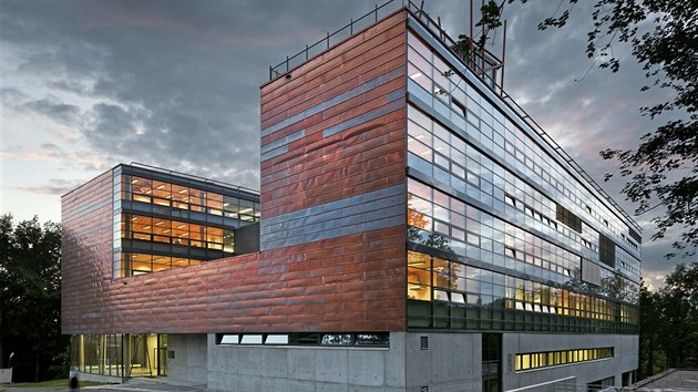 Fotografie univerzitn budovy L - stavu pro nanomaterily, pokroil technologie a inovace. Autorem je architekt Martin aml.